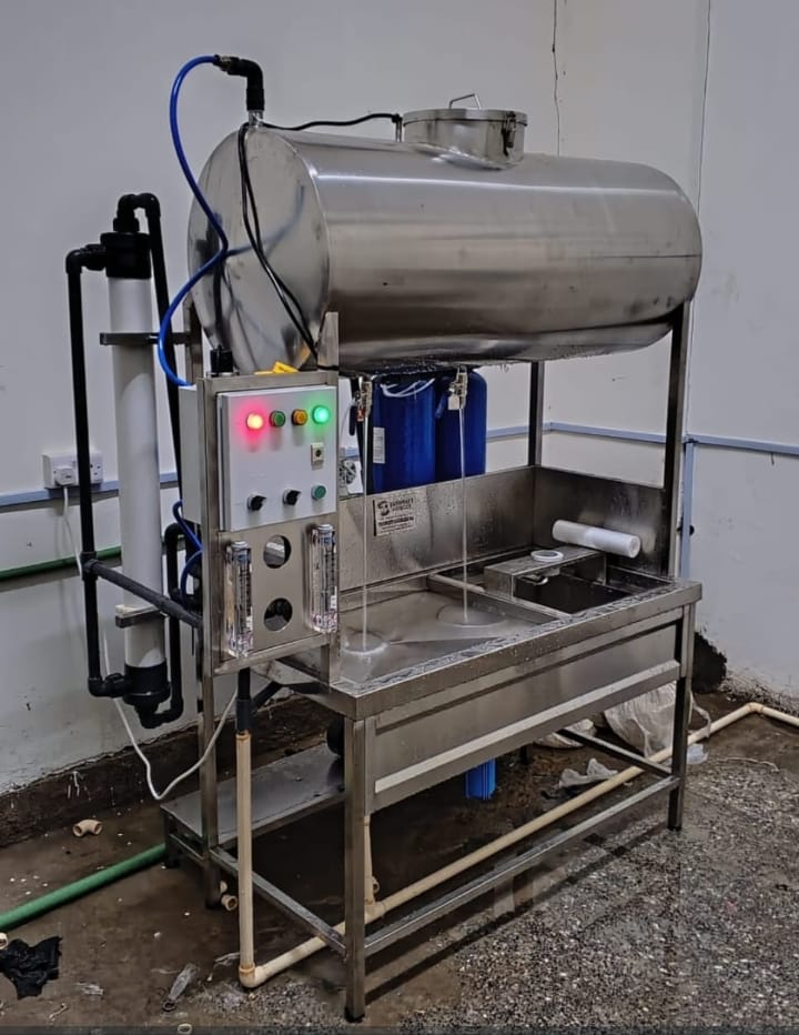 Water treatment and bottling machine